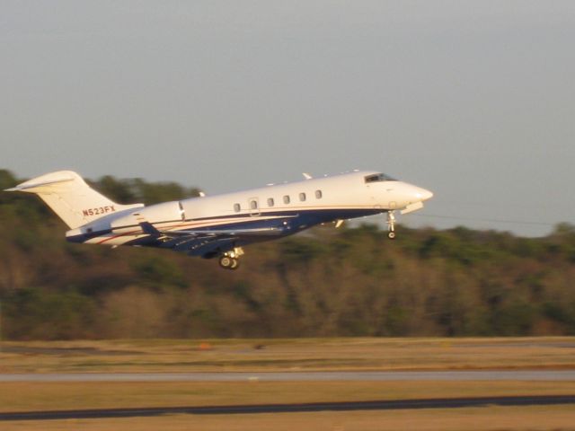 Bombardier Challenger 300 (N523FX)