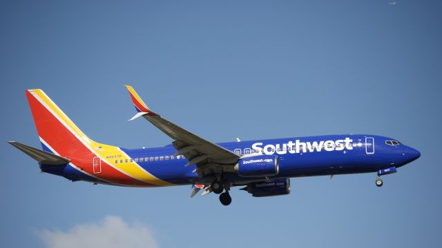 Boeing 737-800 (N8657B)
