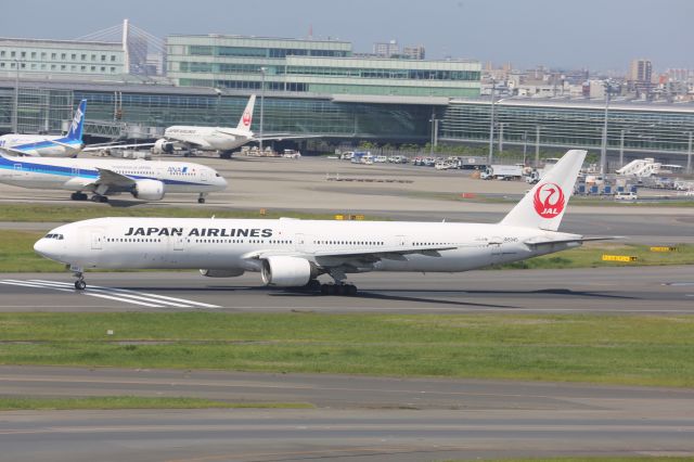 BOEING 777-300 (JA8945)