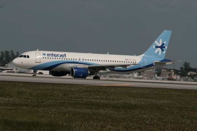 Airbus A320 (XA-TLC) - Taxi for take off at Miami