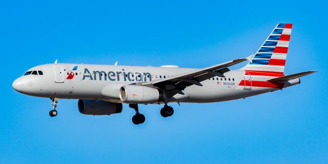 Airbus A320 (N660AW) - American Airlines A320 landing at PHX on 11/13/22. Taken with a Canon R7 and Tamron 70-200 G2 lens. 