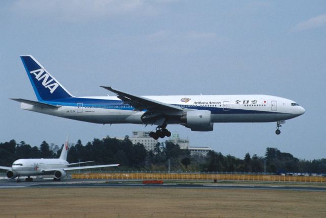 Boeing 777-200 (JA707A) - Short Final at Narita Intl Airport Rwy16R on 2003/04/11