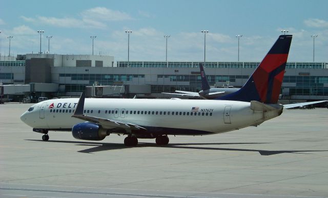 Boeing 737-800 (N3762Y)