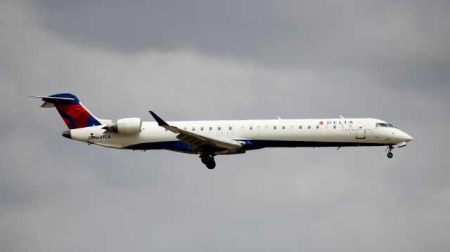 Canadair Regional Jet CRJ-900 (N689CA)