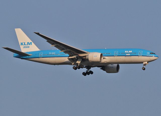 Boeing 777-200 (PH-BQK) - Landing at the YYZ.