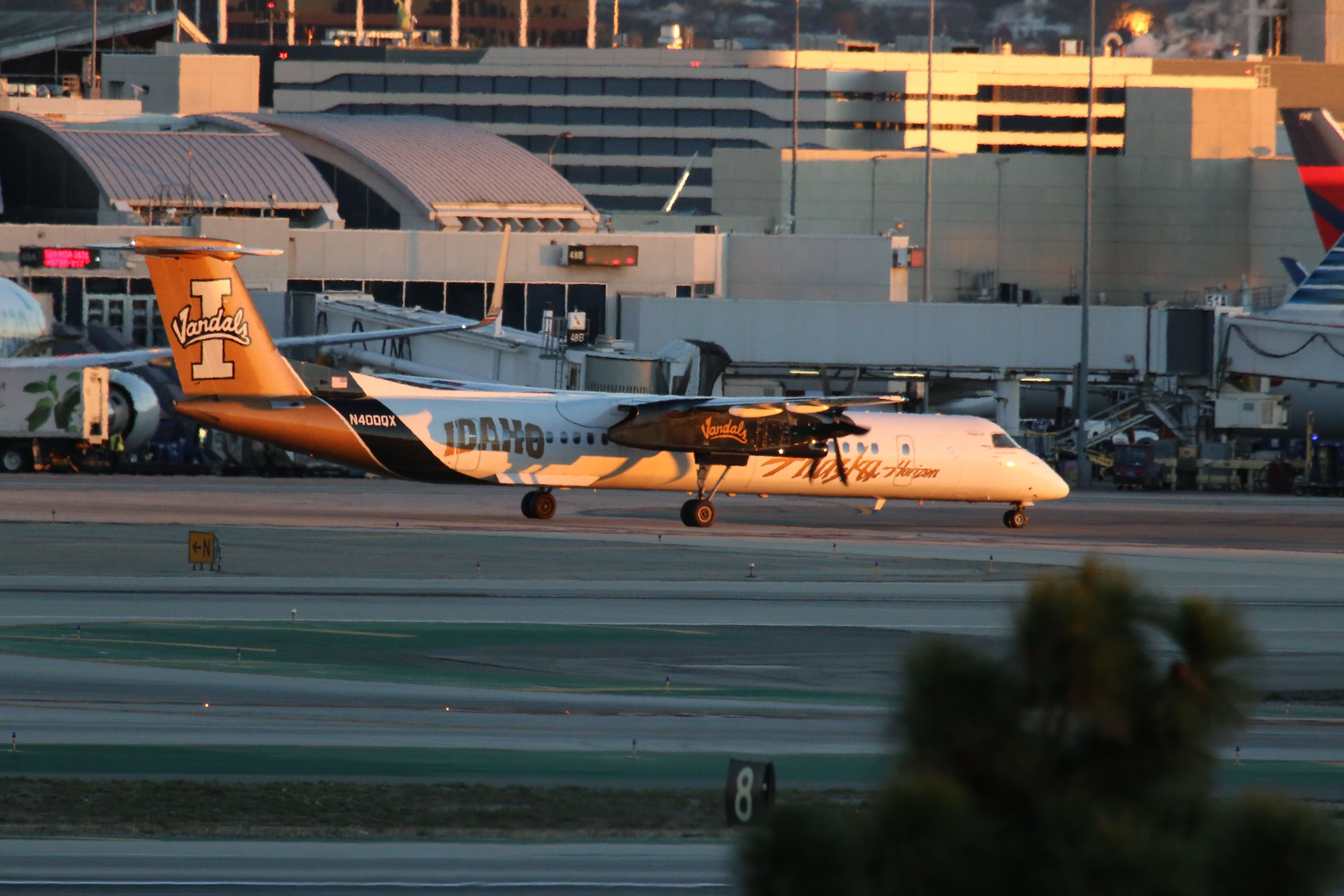 de Havilland Dash 8-400 (N400QX)