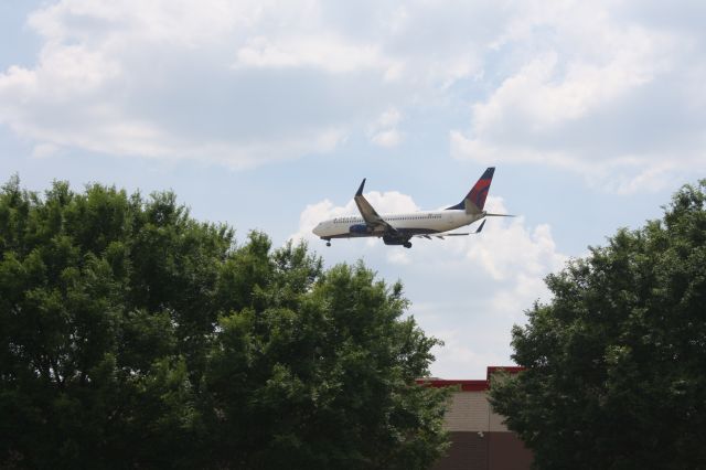 Boeing 737-800 (N3739P) - A beautiful photo of a delta 737 landing at Louisville.