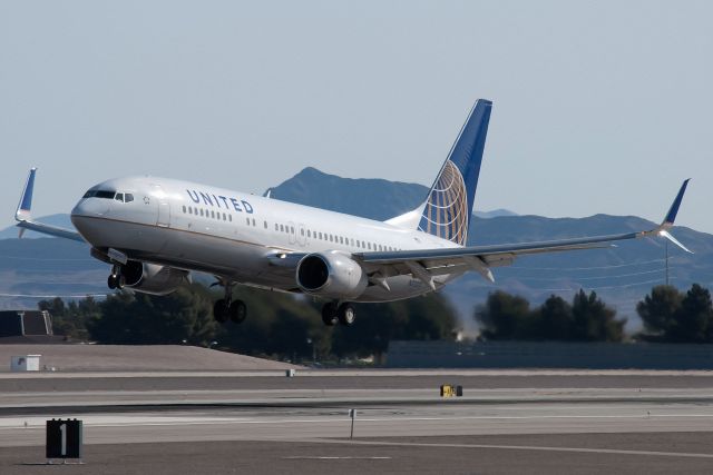 Boeing 737-800 (N37277) - The airline's first 737 with split scimitar winglets. The aircraft is also the world's first 737 with the new winglets.