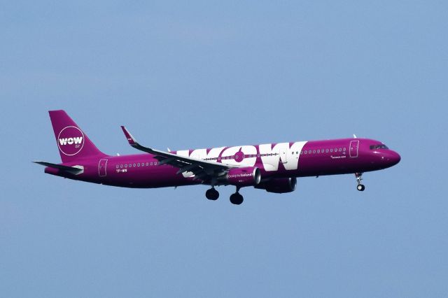 Airbus A321 (TF-WIN)