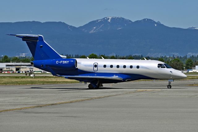 Embraer Phenom 300 (C-FSNY)