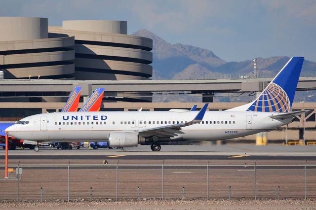 Boeing 737-800 (N33209) - United Boeing 737-824 N33209 at Phoenix Sky Harbor on January 9, 2016. Itfirst flew as N1786B on August 17, 2000. Its construction number is 30581. It was delivered to Continental on August 31, 2000 and merged into the United fleet on November 10, 2011. 