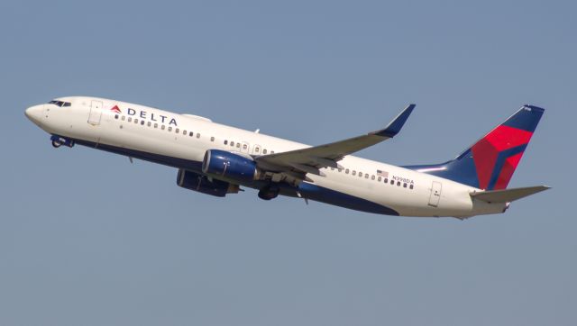 Boeing 737-800 (N398DA) - Delta 738 off to MSP