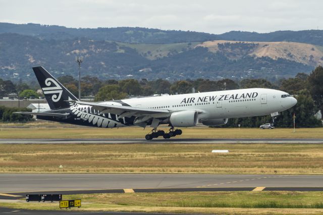 Boeing 777-200 (ZK-OKE)