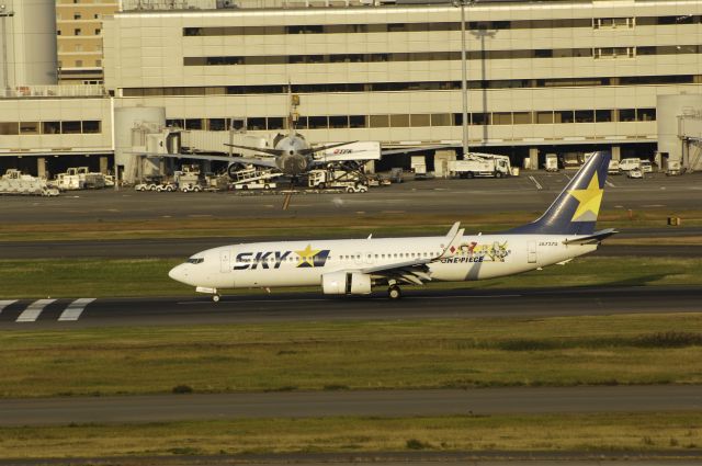 Boeing 737-800 (JA737U) - Landing at Tokyo-Haneda Intl Airport Rwy34L on 2014/10/27 One Piece 