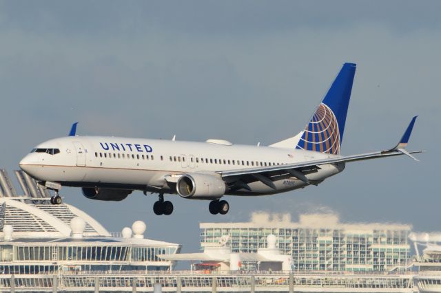 Boeing 737-800 (N78511) - Landing on RWY 28R with cruise ship in background