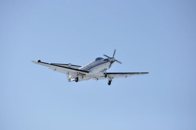 Pilatus PC-12 (C-GMPM) - Fianl for rwy 26.