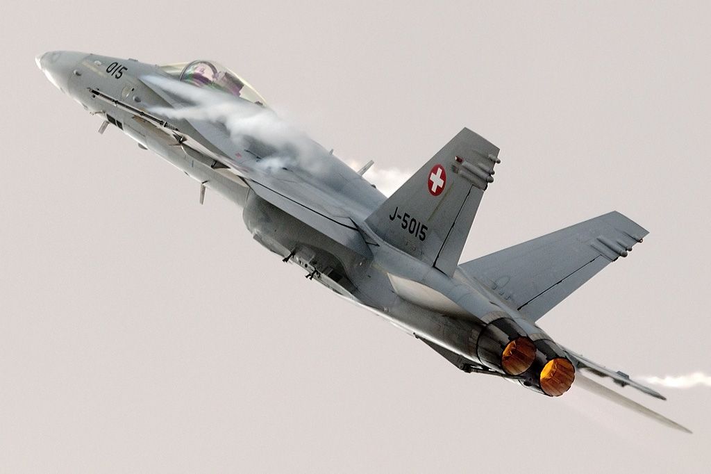 McDonnell Douglas FA-18 Hornet (J5015)