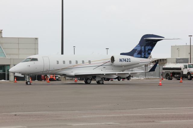 Bombardier Challenger 300 (N74ZC)