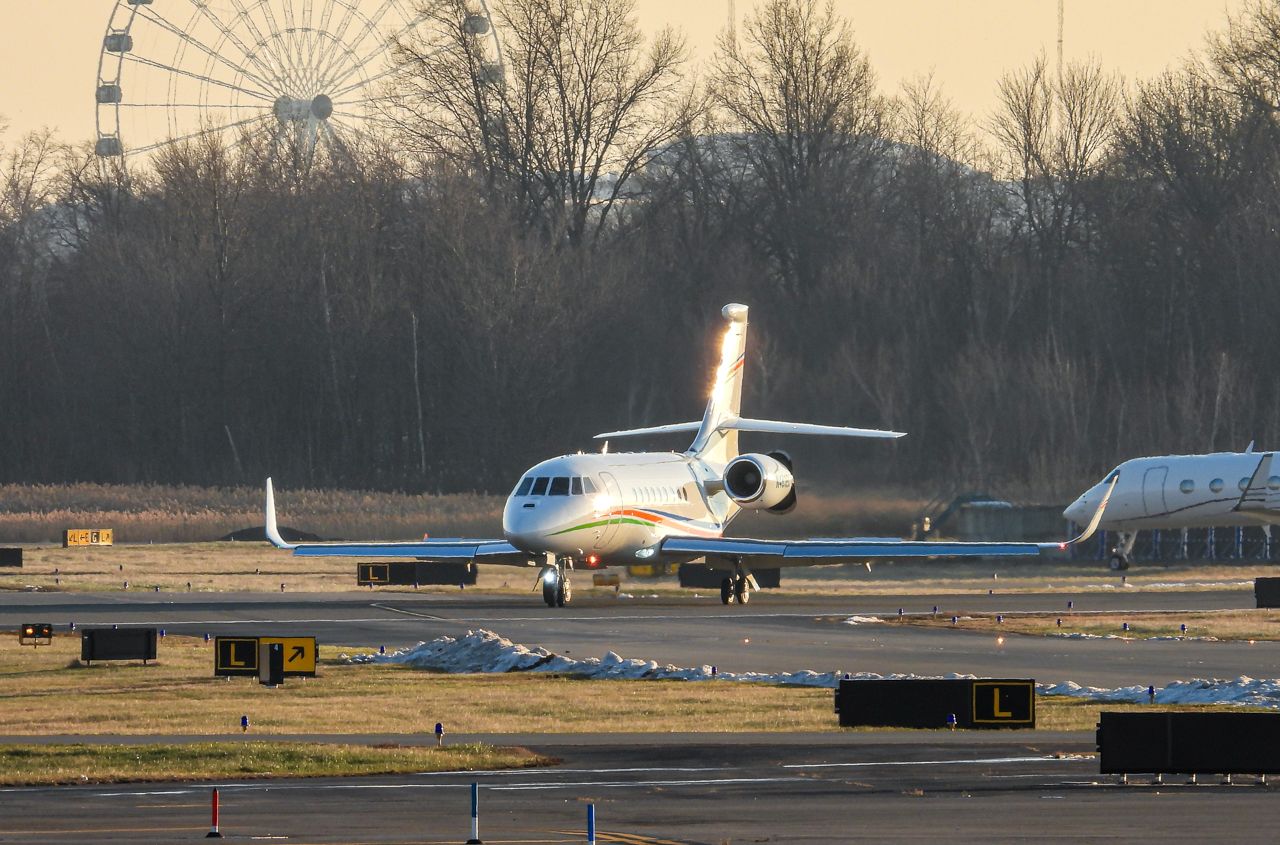 Dassault Falcon 2000 (N483EC) - N483EC vacating left on taxiway Lima from runway 06, just after arriving from KACY (32 minutes Flight Time)
