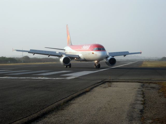 Airbus A320 (N862AV) - Spotting cabezera pista 19