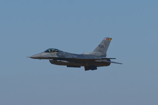 Lockheed F-16 Fighting Falcon —