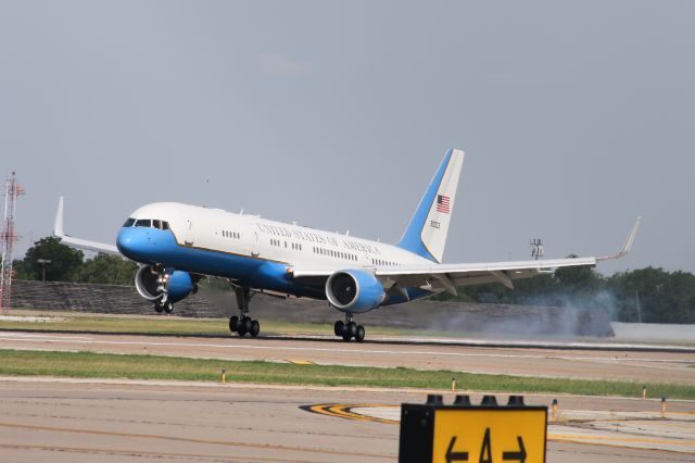 Boeing 757-200 (N90003) - Mike Pence into Dallas Love Field