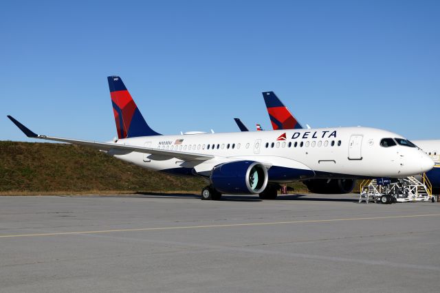 Airbus A220-100 (N103DU)