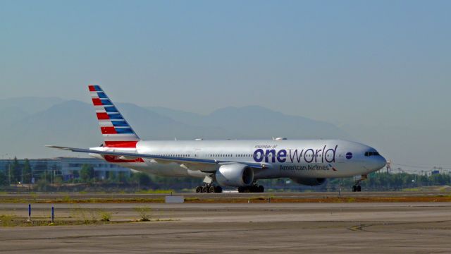 Boeing 777-200 (N791AN) - livery OneWorld de Amerincan Airlines llegando a Santiago de Chile.br /Foto: Spotter Julio Villarroel Mauna