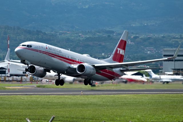 Boeing 737-800 (N915NN)