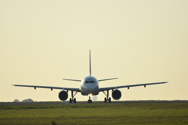 Airbus A319 (G-EZBX) - vendredi 4 mai 2018 décollage pour Genève piste 08