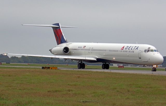 McDonnell Douglas MD-88 (N943DL)