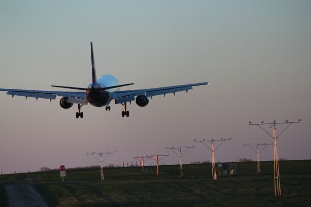 Airbus A300F4-600 — - Fed Ex landing in crosswind Runway 3 Appleton, WI