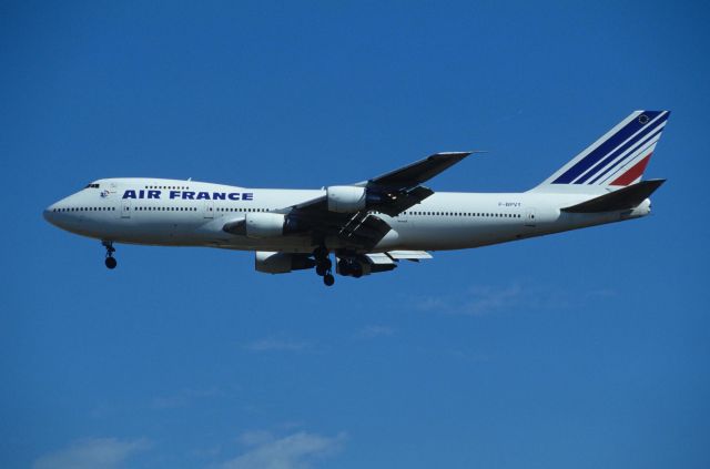 Boeing 747-200 (F-BPVY) - Final Approach to Narita Intl Airport Rwy34 on 1990/10/21