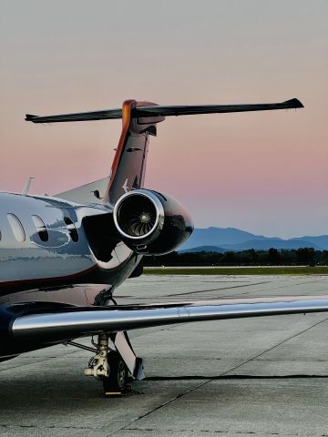 Embraer Phenom 300 (N256LG)