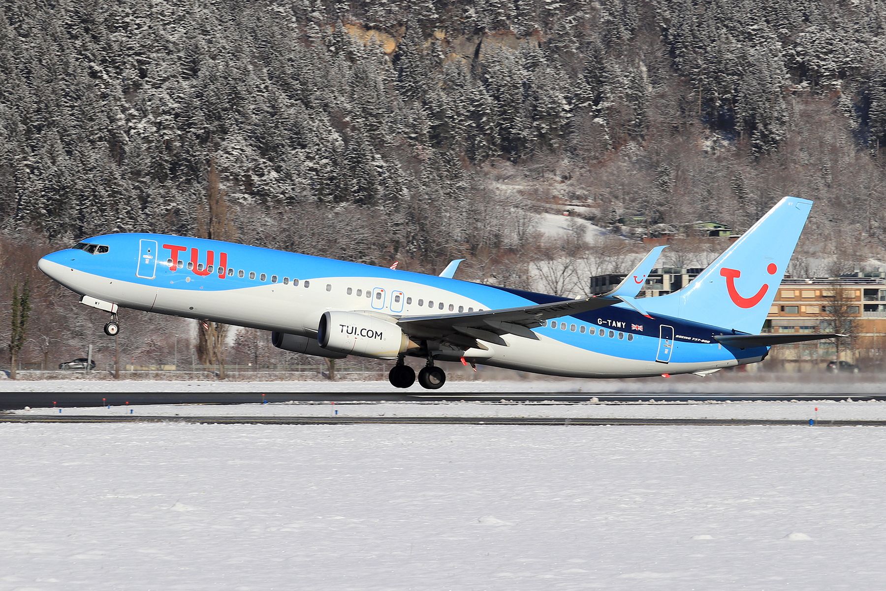 Boeing 737-800 (G-TAWY)