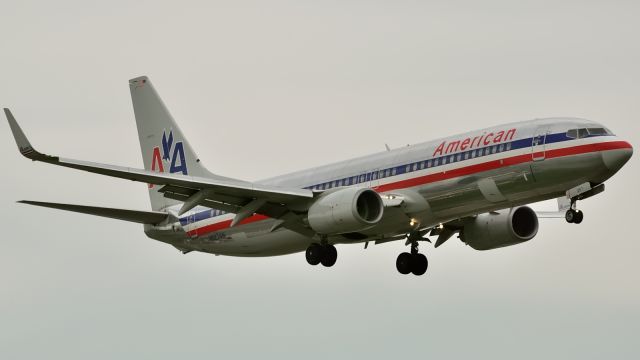 Boeing 737-800 (N927AN) - Arriving Rwy 24L from MIA/KMIA.