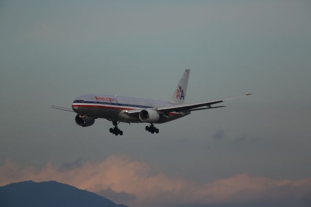 Boeing 777-200 —