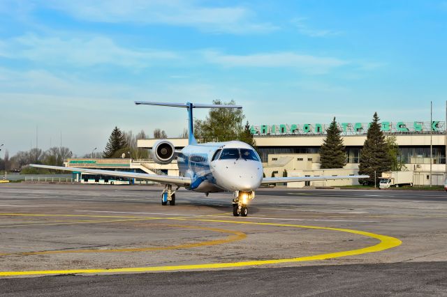 Embraer ERJ-145 (UR-DNR)