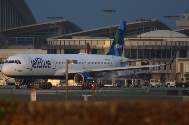 Airbus A321 (N935JB)