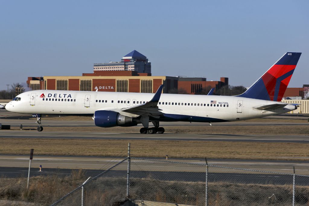 Boeing 757-200 (N672DL)