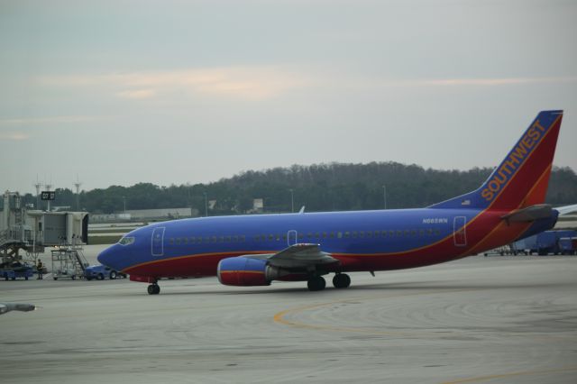 BOEING 737-300 (N665WN) - Taxiing at RSW on 02/11/2011