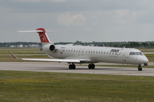 Canadair Regional Jet CRJ-900 (N920XJ) - July 25, 2009 - leaving Grand Forks, North Dakota 