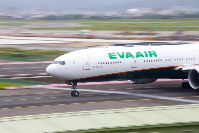 Boeing 777-200 (B-16735)