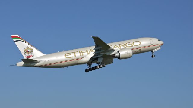 Boeing 777-200 (A6-DDC) - ETD9053 climbs from runway 16R to begin its delivery flight to VHHH / HKG on 5/9/13. (LN:1100 cn 39691).