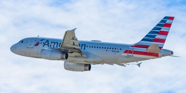 Airbus A319 (N804AW) - An American Airlines A319 taking off from PHX on 2/11/23 during the Super Bowl rush. Taken with a Canon R7 and Canon EF 100-400 II L lens.