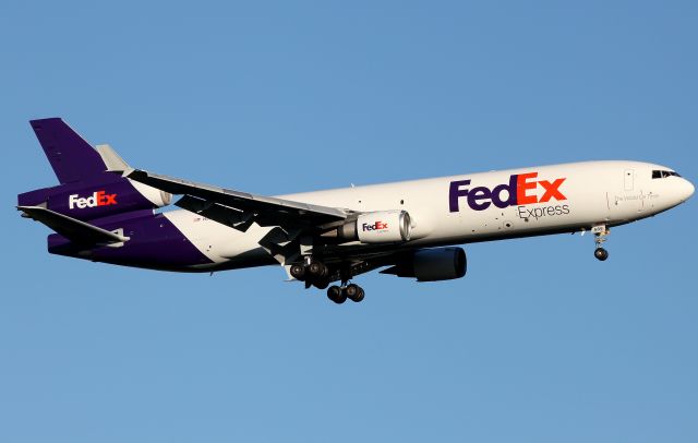 Boeing MD-11 (N589FE) - Short Final to Rwy 25