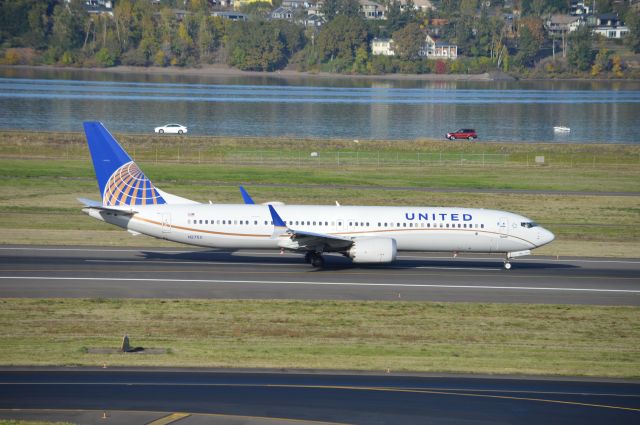 Boeing 737 MAX 9 (N27511) - UAL1453 departing on 10L for San Francisco (KSFO/SFO). Glad I was able to catch the "Dreamliner" livery that United initially used on their 787s and 737 MAX 9s! Also my first time seeing a 737 MAX operated by United Airlines!