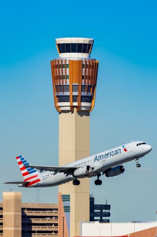 Airbus A321 (N545UW) - An American Airlines A321 taking off from PHX on 2/1/23. Taken with a Canon R7 and Tamron 70-200 G2 lens.
