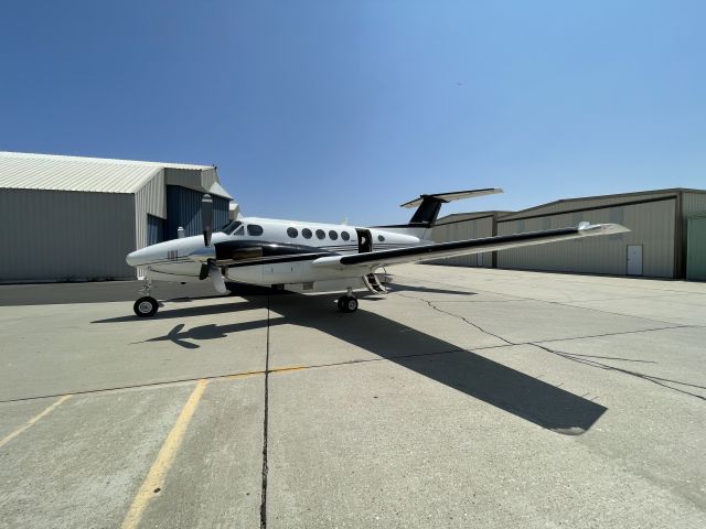 Beechcraft Super King Air 200 (N222LA) - waiting for Passengers