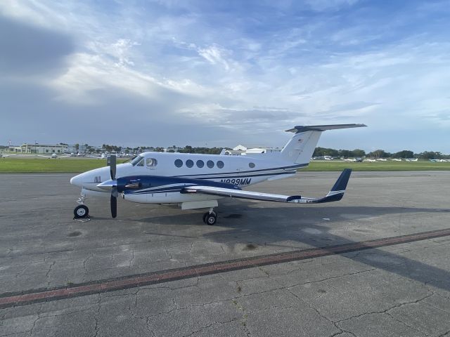 Beechcraft Super King Air 200 (N999MM) - Stunning King Air B200 br /Scott MacDonald Aircraft Sales Inc.